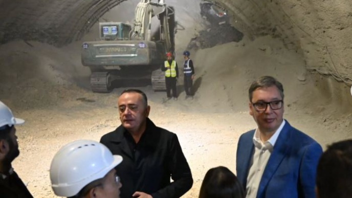 Dva lica policije